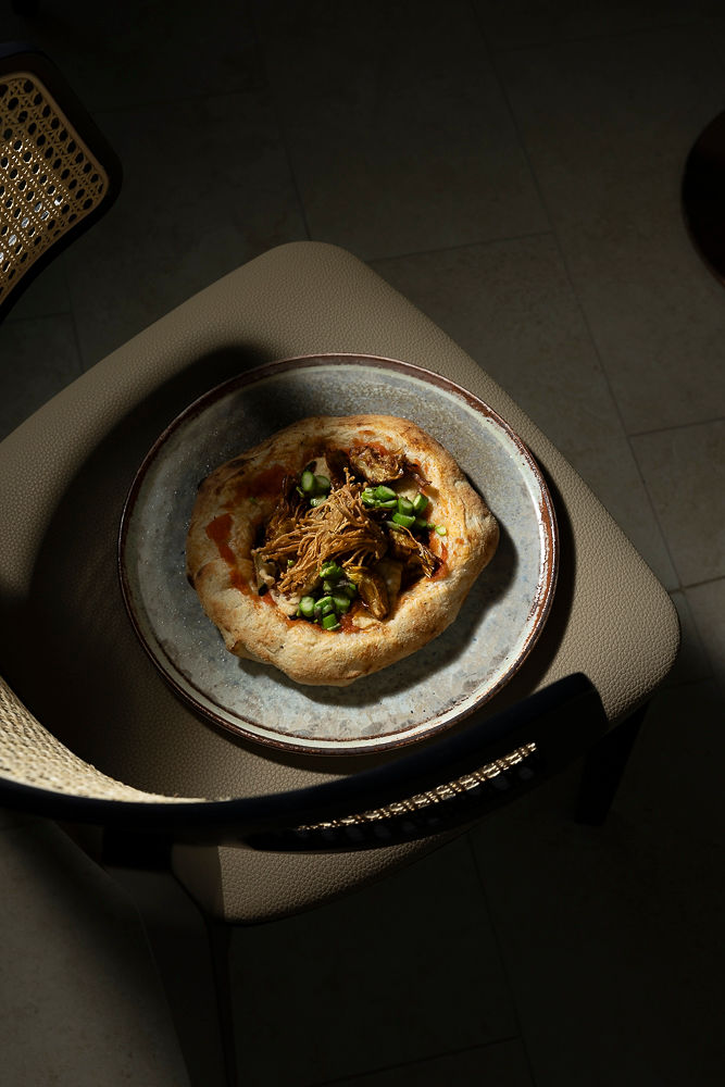 Pizza sötét asztalon